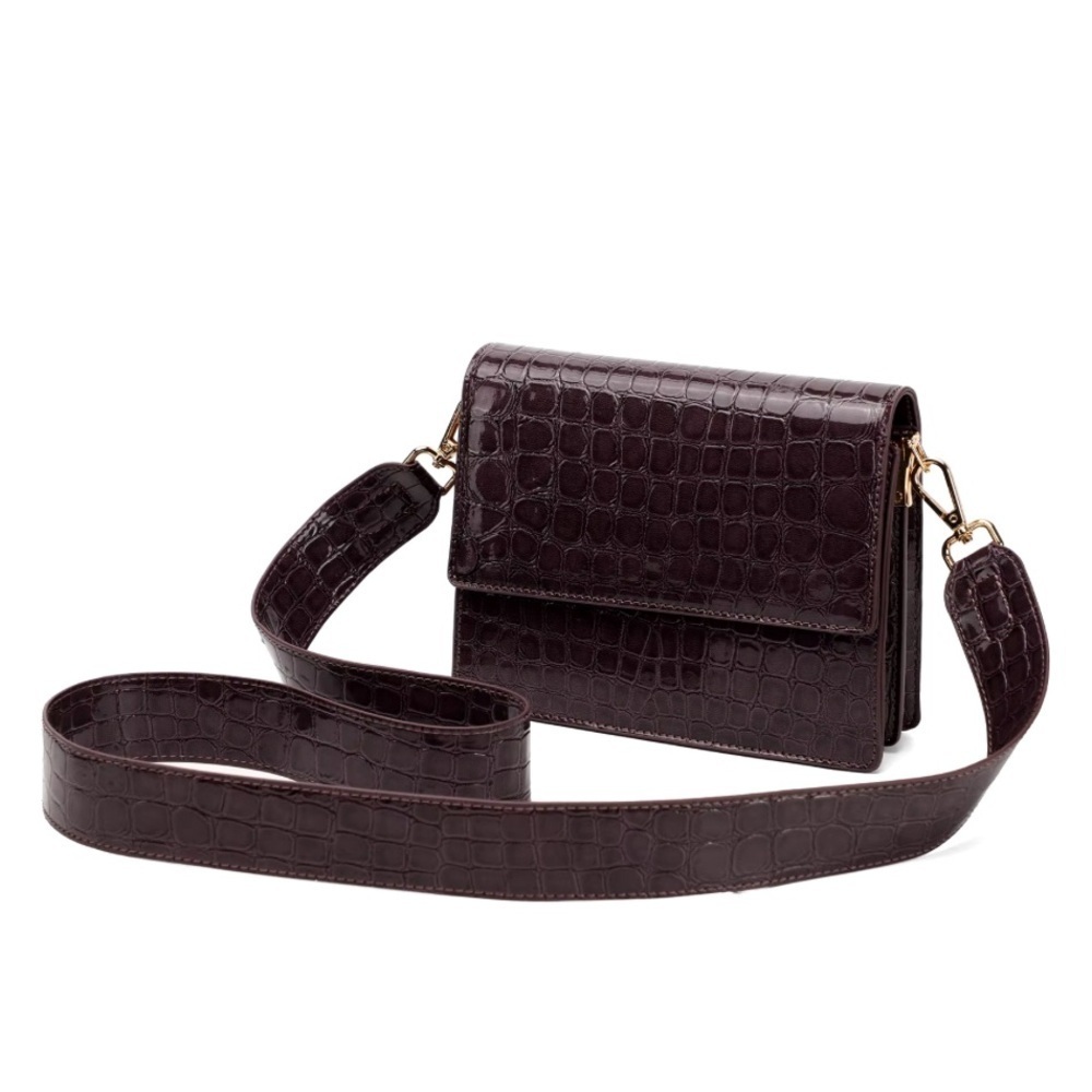 Cute crossbody, perfect size. Perfect price!​​​​